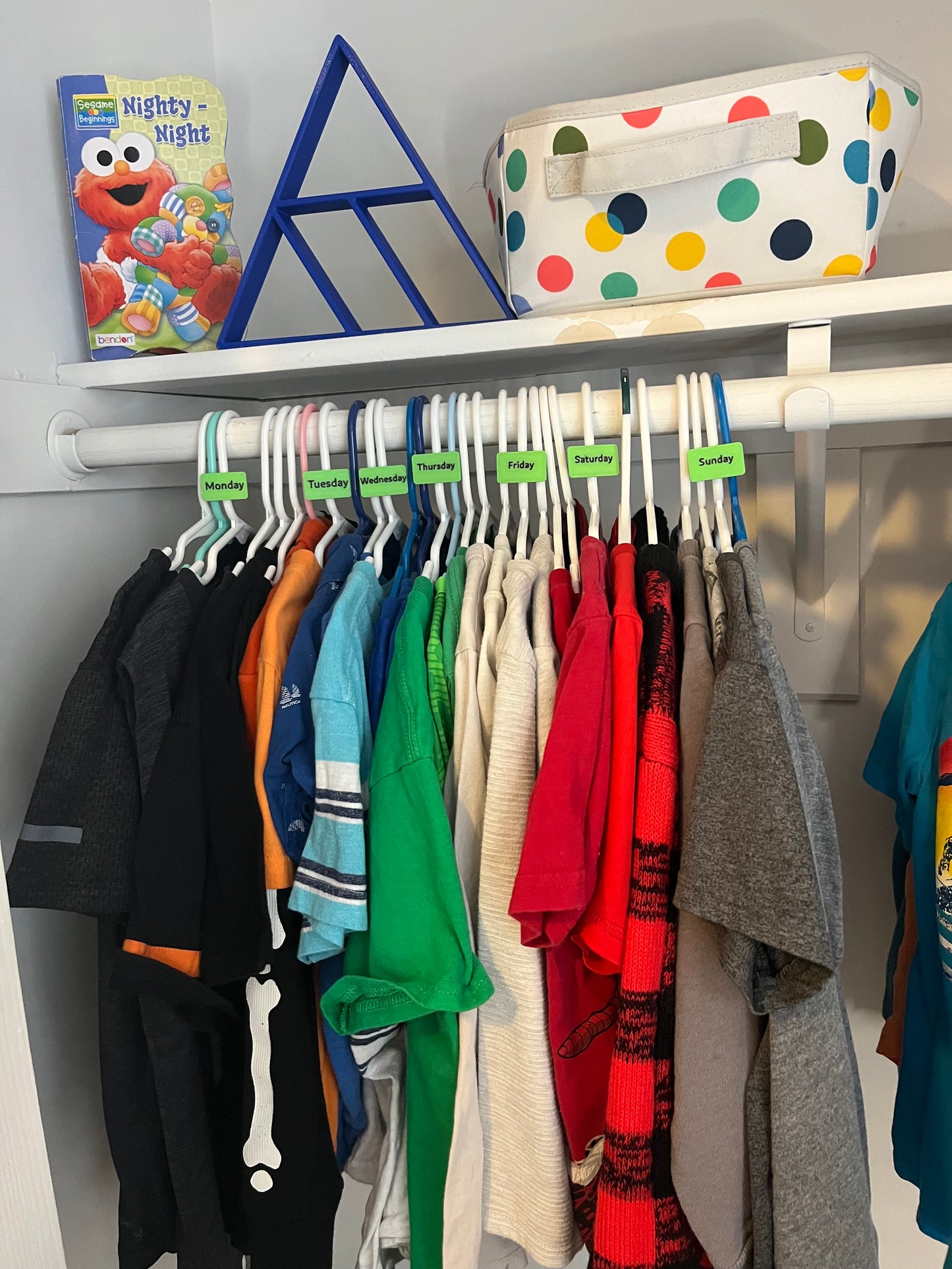 Kids Outfit Organizer Hanger Charms (Set of 7) - Days of the week Weekly clothing labels for easy morning routines