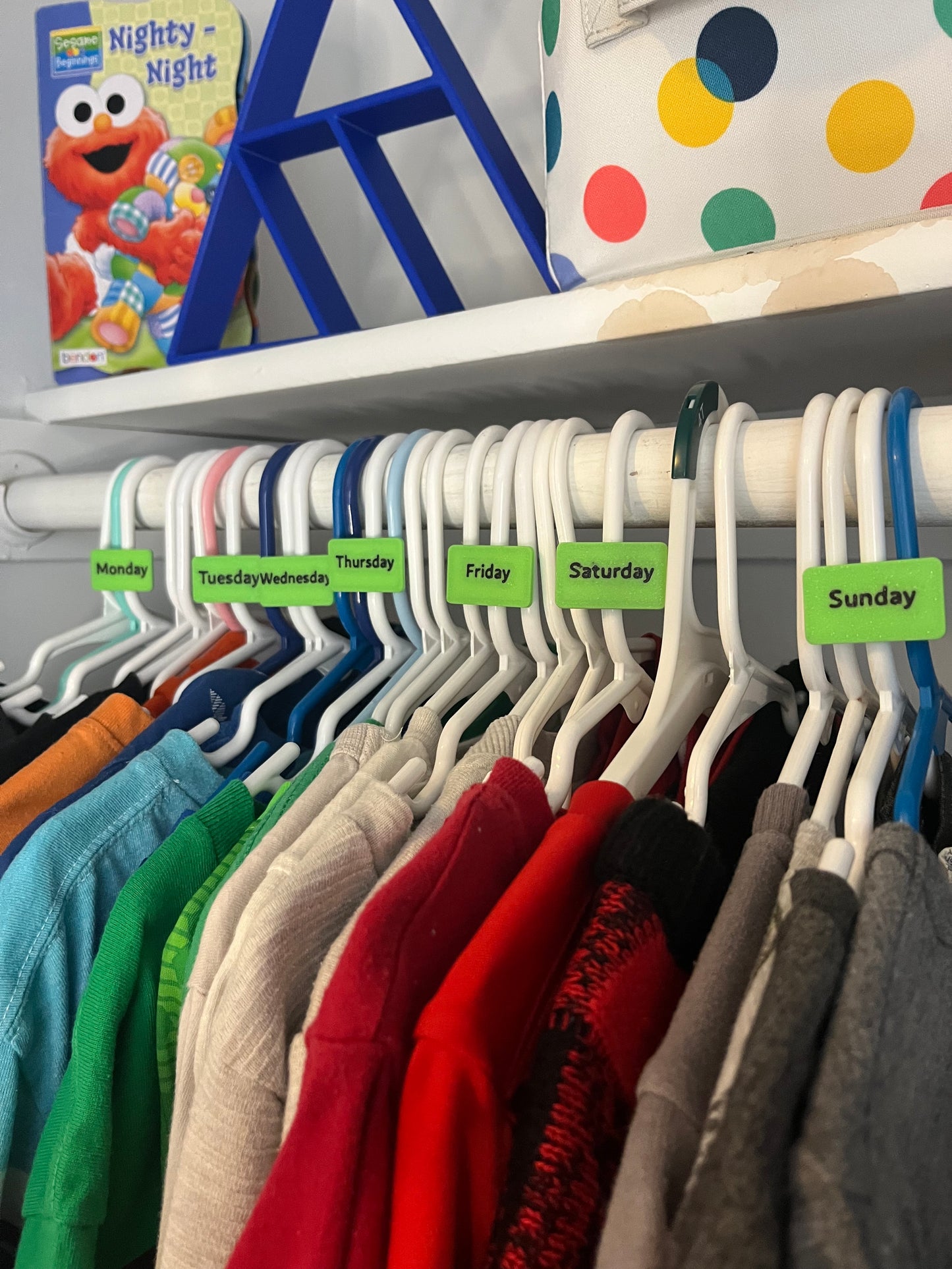 Kids Outfit Organizer Hanger Charms (Set of 7) - Days of the week Weekly clothing labels for easy morning routines