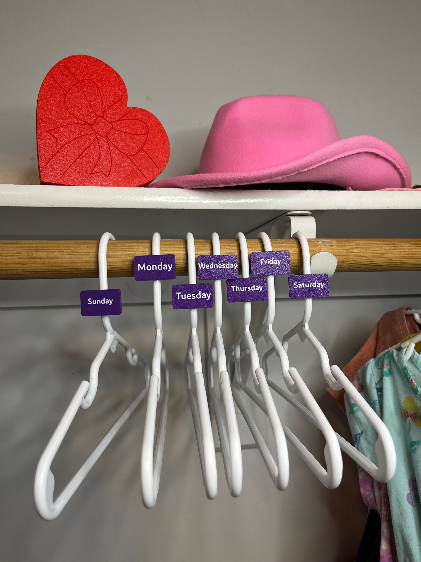 Kids Outfit Organizer Hanger Charms (Set of 7) - Days of the week Weekly clothing labels for easy morning routines