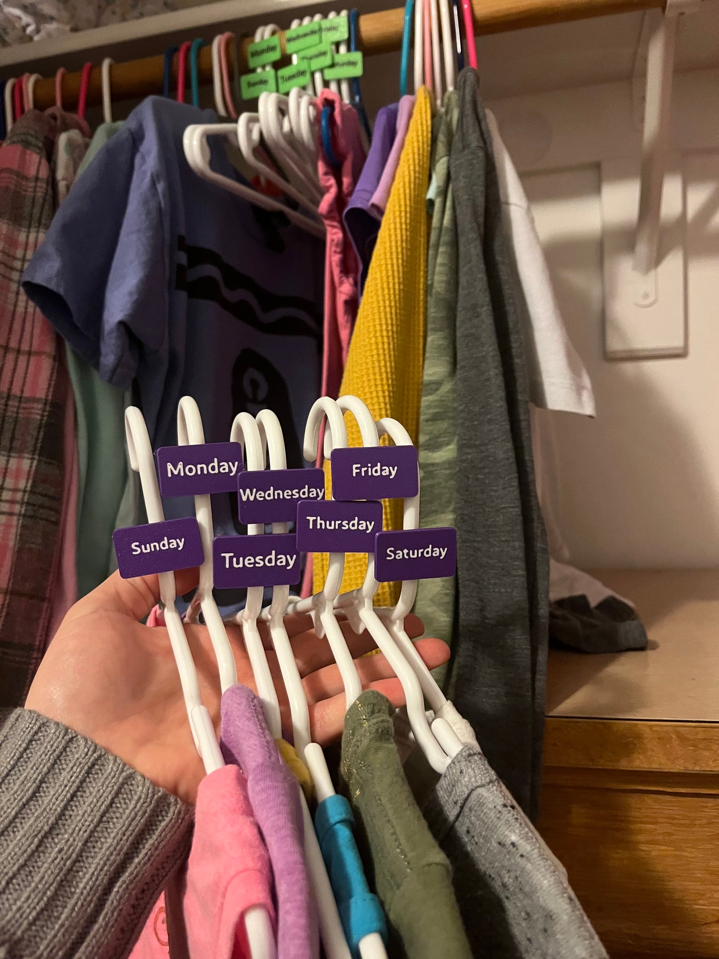 Kids Outfit Organizer Hanger Charms (Set of 7) - Days of the week Weekly clothing labels for easy morning routines